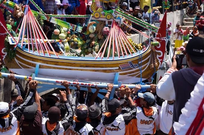 Mengenal Tradisi Petik Laut