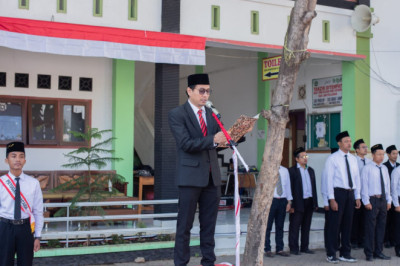 Pesan Gus Muhibbin di Upacara HUT  Kemerdekaan ke-79 RI: Pentingnya Menyeimbangkan Ilmu Pengetahuan, Pendidikan Moral dan Teknologi bagi Generasi Z