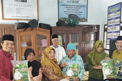 Ketua Fraksi PKB DPRD Kabupaten Malang Salurkan 1 Ton Beras untuk Warga Desa Dengkol Singosari